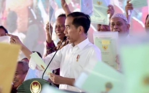 Jokowi Berpesan Dua Hal Ini Saat Bagikan Sertifikat Tanah ke Masyarakat