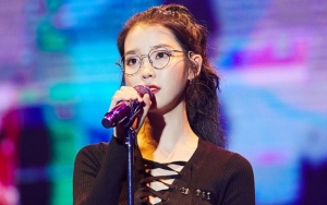 IU Berikan Hadiah Manis Buatan Sendiri untuk Staf Tur Konsernya
