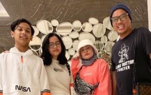 Gaya Uya Kuya dan Keluarga Kenakan Busana Adat tak Kalah Pujian Dibanding Pakai Baju Merek Luar