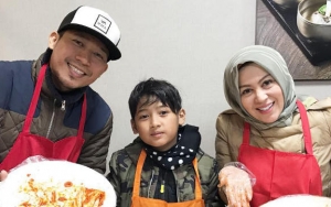 Vlog Keluarga Denny Cagur Bertema 'Pasangan Receh' Dilirik Stasiun Televisi Ini