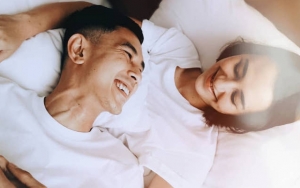 Dahlia Poland Asyik Nikmati Babymoon di Lombok, Aksi Kecup Bibir Suami Jadi Sorotan