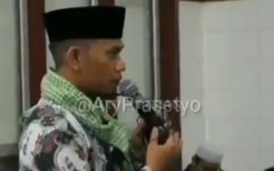 Aksi Pria Berpeci Ini Viral Usai Diseret Saat Ingatkan Ceramah Gus Nur yang Dinilai Menghina Jokowi