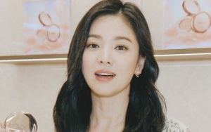 Song Hye Kyo Disebut Lebih Cantik Berambut Panjang, Netter Fokus Tak Pakai Cincin Kawin