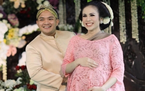 Momo Geisha Gelar Acara 7 Bulanan Calon Bayi, Pakai Adat Jawa dan Batak Malah Kena Nyinyir Netizen