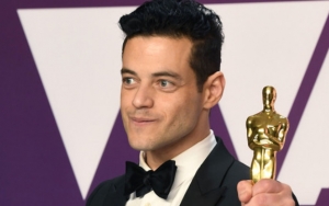 Rami Malek Jatuh dari Panggung Usai Raih Piala Best Actor Oscar 2019 