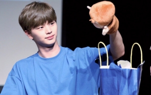 Lucunya Sungjae BTOB Ngiklan Sambil Tiduran di Postingan Terbaru