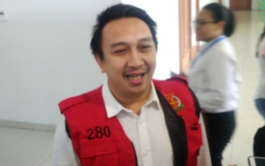Augie Fantinus Tebar Senyum Jelang Sidang Agenda Pembacaan Tuntutan Jaksa, Pertanda Baik?