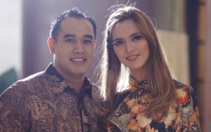 Nia Ramadhani Tampil Anggun Pamer Body Gitar Spanyol Pose Bareng Ardi Bakrie dan Saudara Suami