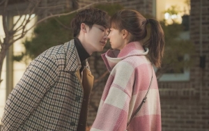 Kesopanan Lee Jong Suk Cium Bibir Lee Na Young di 'Romance is a Bonus Book' Dipuji