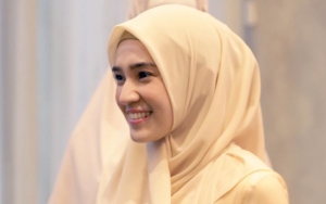 Penampilan Dhini Aminarti di Tanah Suci Bikin Warganet Syok, Ramai Disebut Bidadari Surga