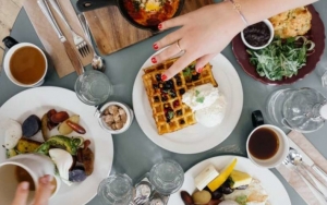 9 Tips Makan Banyak Tanpa Takut Perut Buncit