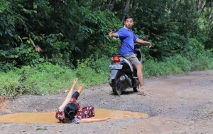 Kocak dan Kreatif, Remaja Sumsel Protes Soal Jalan Rusak Lewat Foto Ala Model