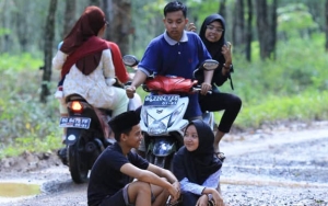 Tanggapi Foto ABG di Kubangan Air, Gubernur Sumsel Siapkan Rp 500 M untuk Perbaikan Jalan