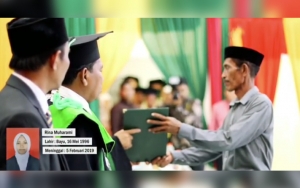 Viral Video Mengharukan Seorang Ayah Gantikan Putrinya yang Meninggal Dunia Terima Ijazah di Wisuda