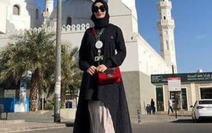 Baju Umroh Zaskia Gotik Picu Komentar Netter, Kenapa?