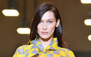 Totalitas Bella Hadid, Tetap Melenggang di Catwalk Meski Demam Tinggi