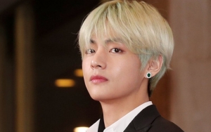 Buku Yang Dipegang V BTS di Bandara Langsung Laris Diserbu Fans