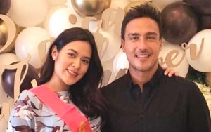 Raisa dan Suami Asyik Lesehan di Sofa, Netter Malah Cari Sosok Perempuan Hamish Daud yang Lain