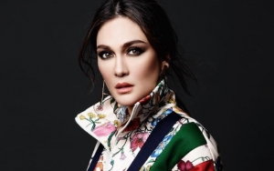 Luna Maya Tampil Berhijab di Pesawat Dikira Akan Pulang, Masih Ogah Balik ke Indonesia?