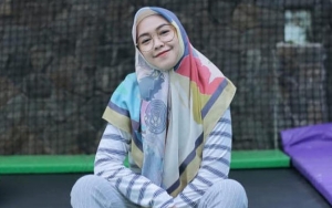 Artis Kontroversi Ini Rangkul Mesra Ria Ricis, Adik Oki Setiana Dewi Langsung Dikritik Fans