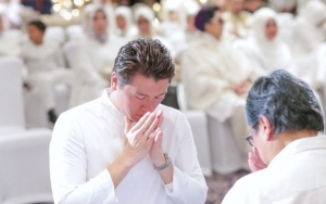 Reino Barack Tulis Bahasa Jepang Di Foto Sungkeman, Demi Hapus Tuduhan Akun Dikuasai Syahrini?