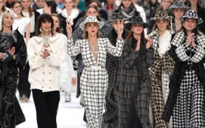 Cara Delevingne dan Deretan Model Ini Tangisi Mendiang Karl Lagerfeld di Paris Fashion Week