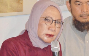 Meski Tak Pernah Dijenguk Kubu Prabowo, Ratna Sarumpaet Tunjukkan Kesetiaan dengan Pose Dua Jari
