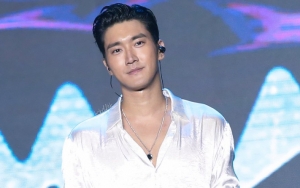 Siwon SuJu Pakai Seragam Cewek SMA, Kaki Seram Curi Fokus