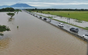 Banjir Bandang Madiun Makin Meluas Hingga Tewaskan Seorang Bocah Akibat Kecelakaan di Jalan Tol
