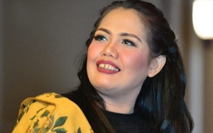 Ely Sugigi Pamer Foto Seksi Kungkum Bareng Pacar, Langsung Beri Jawaban Sebelum Dihujat