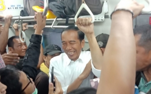 TKN Bandingkan Jokowi Berdesakan di KRL dengan Aksi Prabowo Buka Baju di Atas Mobil
