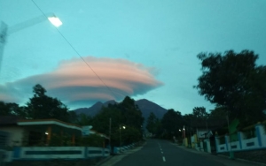 Heboh Awan Berbentuk Mirip UFO Terlihat di Atas Gunung Lawu, Begini Penjelasan BMKG