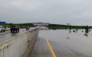 Kisah Tegang Satu Keluarga Terjebak Banjir di Pinggir Tol, Sempat Putus Asa Hingga Menangis 