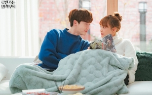 Lee Jong Suk Makan Dari Bibir Lee Na Young  di 'Romance Is A Bonus Book', Netter Singgung Won Bin
