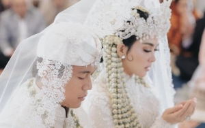  Syahrini-Reino Kompak Posting Foto Akad Diledek Nyicil Kayak Kredit Panci, Netter Bosan Level Dewa