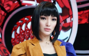 Zaskia Gotik Kena Cibir Saat Melayat Gara-Gara Pakaian Seksi dan Ekspresi Wajah Tersenyum
