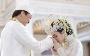 Syahrini Romantis Cium Tangan Suami, Reino Umbar Kekurangan Istri Usai Nikah 2 Minggu