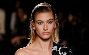 Hailey Baldwin Curhat Alami Masalah Kulit Gara-Gara Konsumsi Pil KB