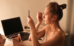 Bukannya Tampil Cantik, 10 Kesalahan saat Makeup Ini Bikin Wajah Kalian Terlihat Tua