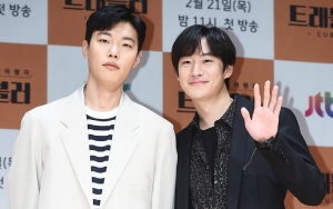 Lee Je Hoon Ingatkan Nonton 'Traveler' Lewat Foto-Foto Bareng Ryu Jun Yeol Ini
