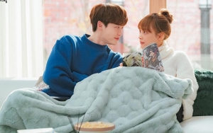 'Romance Is A Bonus Book' Rilis Syuting Adegan di Ranjang Lee Jong Suk - Lee Na Young 