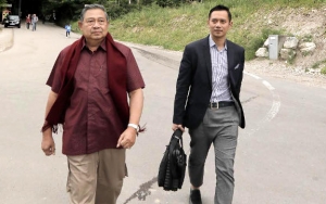 AHY Tertawa Tanggapi Sindiran Agum Gumelar yang Sebut SBY Tak Punya Pendirian
