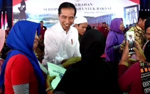 Jokowi Ngopi Balige Seharga Rp 7.000 di Kedai Pinggir Jalan Disambut Antusias Oleh Warga