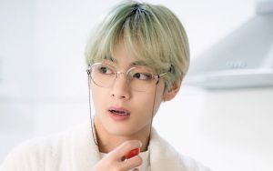 V BTS Sukses Bikin Fans Klepek-Klepek Usai Unggah Foto Tak Pakai Baju