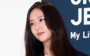 Krystal Tampil Cantik di Acara Publik, Wajah Super Bahagia Jadi Sorotan