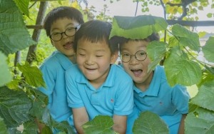 Song Triplet Alami Perlakuan Rasis di Perancis, Dimaki dan Dilempar Botol Air Kencing