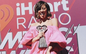 Agnes Monica Dipuji Cantik Natural Saat Pamer Gaya Rambut 'Bangun Tidur'