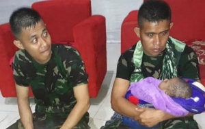 Detik Dramatis Anggota TNI Selamatkan Bayi Korban Banjir Bandang Jayapura yang Terjepit Kayu 