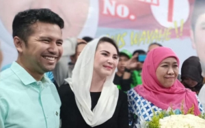 Khofifah Bonceng Arumi Bachsin Naik Motor Contohkan Safety Riding, Emil Dardak Dibilang Kalah