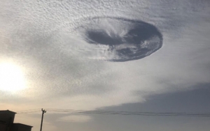 Viral 'Lubang Misterius' Langka Ini Muncul di Langit Uni Emirat Arab